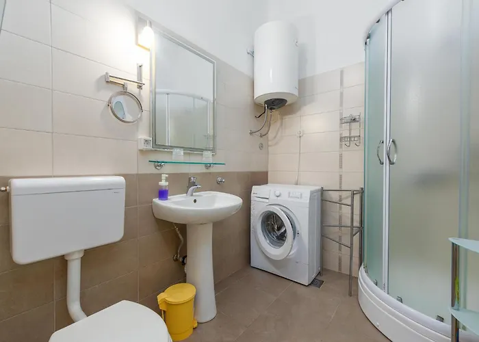 2 Bedroom Lovely In Mali Iz