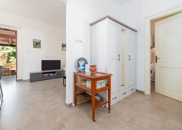 2 Bedroom Lovely In Mali Iž