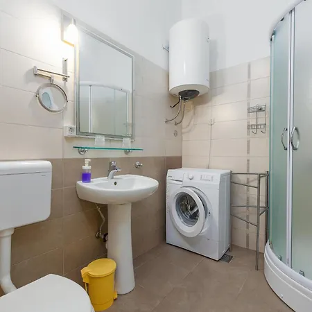 2 Bedroom Front In Mali Iž
