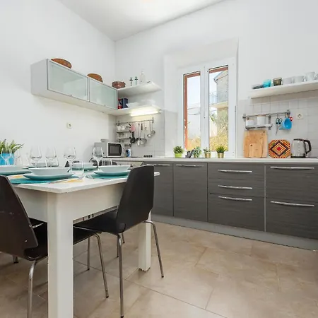 2 Bedroom Front In *