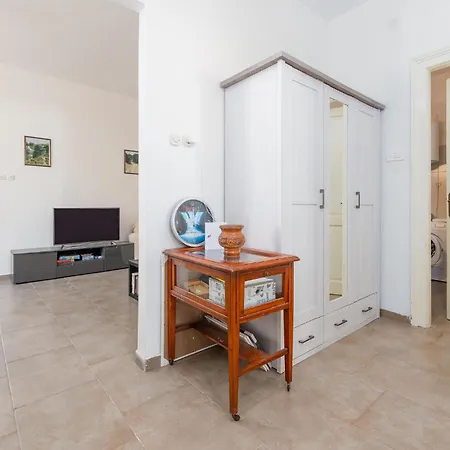 2 Bedroom Front In Mali Iž