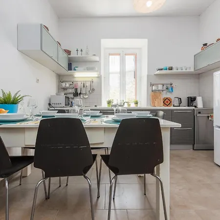 2 Bedroom Front In *