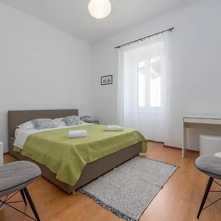 2 Bedroom Front In *