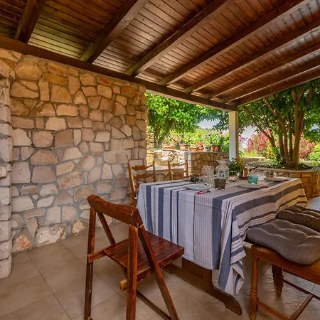 Lejlighed 2 Bedroom Front In Mali Iž