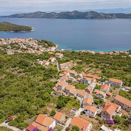 Apartment 2 Bedroom Lovely In *