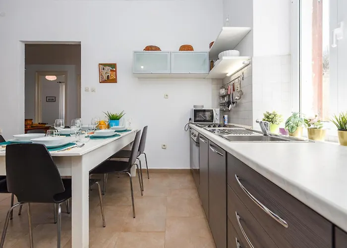 Apartment 2 Bedroom Lovely In Mali Iz