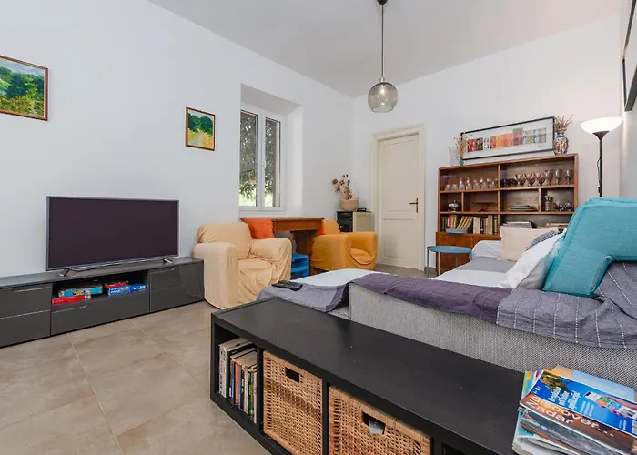2 Bedroom Lovely In Apartment *
